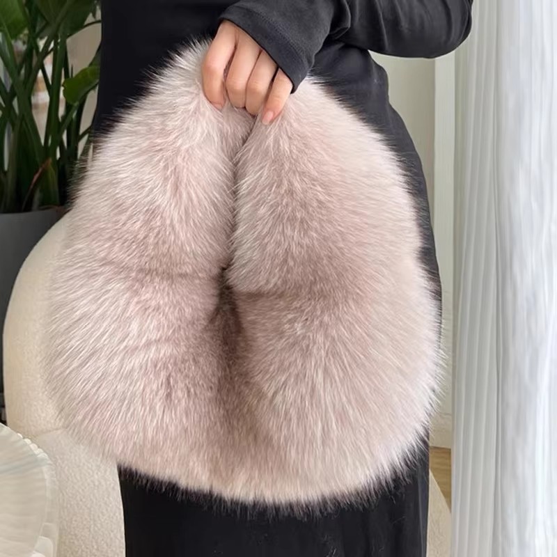 Women Bags On Sale - حقائب نصف قمر ناعمة من الفرو